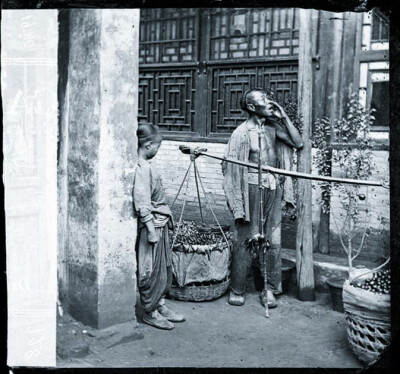 北京卖水果的商贩(1871-1872年)，140年前的中国肖像——约翰·汤姆逊镜头中的晚清中国