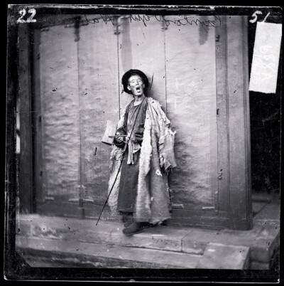 北京的更夫 (1871-1872年)。140年前的中国肖像——约翰·汤姆逊镜头中的晚清中国