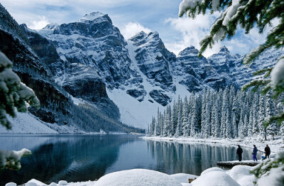 Banff National Park, Moraine Lake, Alberta, Canada (by David May) 冰雪之地
