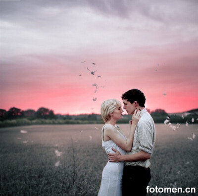 在同一个一百年里，你来了我来了 ——不早，也不迟 在同一朵云彩下，你看见我我看见你 ——不远，也不近 你就在那儿，有树有水 所以，我爱你。