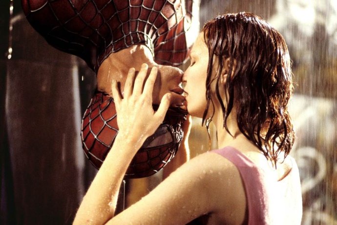 【蜘蛛侠1】Spiderman I（2007） 在雨中泥泞的陋巷，女孩克尔斯滕-邓斯特爱上了她的超级英雄：一只身穿红蓝紧身衣的爬行动物。她温柔地掀起他的面罩，在她的唇上轻轻地印下一个吻——观众不出所料地被感动了。没有人在乎托比-马奎尔脑部充血的问题，也没有人考虑蜘蛛侠的鼻子会不会呛进 雨水，这个高难度的吻让观众群情振奋：一只蜘蛛能吻到如此美丽的少女也许不那么新奇，但吻还吻得那么帅，的确少见。