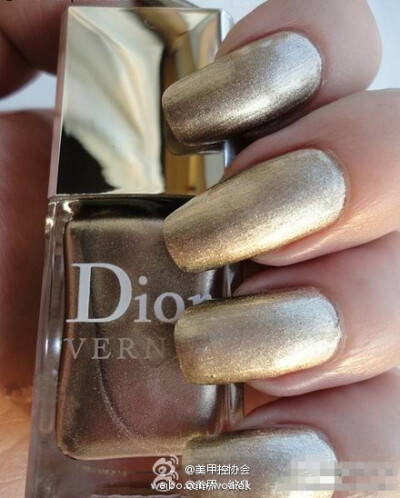 Dior尊贵限量金色指甲油.