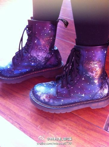 星空图案的马丁鞋！太有爱了！
