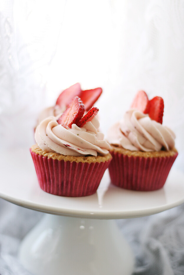 草莓纸杯蛋糕 B162