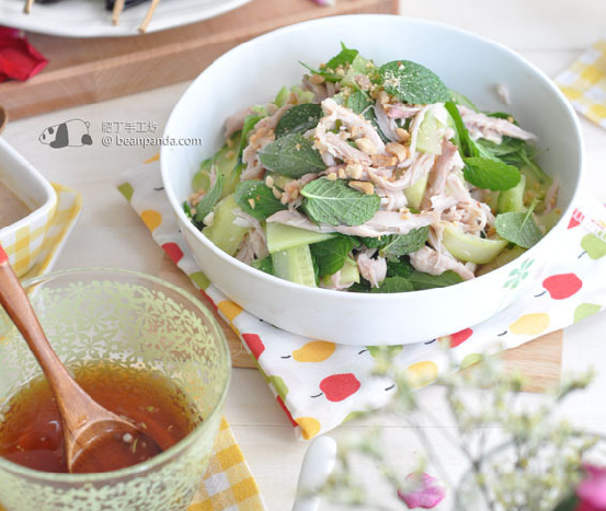 越南一味涼拌的菜式,雞脾蒸熟拆絲,將青瓜切成薄片