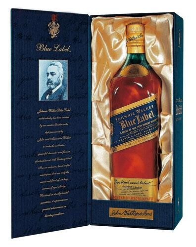 JOHNNIE WALKER 威士忌 1820年，苏格兰人John Walker开始了第一杯调配威士忌的尝试。他将调制混合茶叶的经验运用到威士忌的调配中，并发现这种经过调配的威士忌有着更深邃而精致的口味。John Walker过世后，年仅20岁的亚历山大子承父业，并调制出一种全新的调配威士忌，命名为“老高地威士忌”，即尊尼获加【黑牌】的前身。1867年，亚历山大注册了商标所有权，并设计出让人眼睛一亮的倾斜式商标和方形酒瓶，在市场上创造出无可匹敌的威士忌。Walker家族就这样一代接一代，孜孜以求地专研威士忌的调配工艺，调制出举世无双的威士忌，奠定了其品牌在全球的至尊地位。