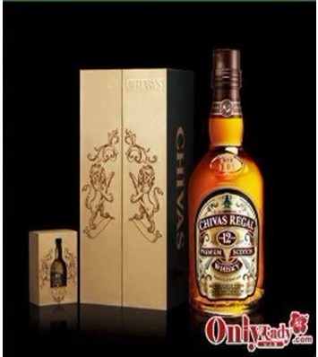 芝华士12年(Chivas Regal 12 Years): 芝华士12年的特佳酒质，已成为举世公认衡量优质苏格兰威士忌的标准。其高贵银箔纸盒装潢，更是人所共知。十二年陈酿的芝华士十二年威士忌，品质永远保持水准，成为有史以来声誉最高的苏格兰优质威士忌。时至今日，芝华士十二年威士忌的名字，就是“卓越不凡”的意思。芝华士也是目前各地酒吧销量最好的洋酒之一，流行喝法是加绿茶或者红茶及冰块。 备注：酒精度：43% 净含量：70CL 产地：苏格兰