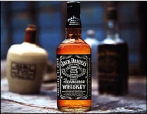 杰克丹尼(JACK DANIEL’S BOURBON): 杰克丹尼酒厂位于田纳西州的莲芝堡，是美国最古老的注册酒厂。采用独特的枫木过滤方法，用新烧制的美国白橡木桶储存，让酒质散发天然独特的馥郁芬芳。该产品多年高踞美威士忌冠军。 备注：酒精度：43% 净含量：75CL 产地：美国