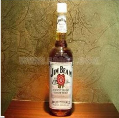 占边威士忌(JIM BEAM BOURBON): 占边威士忌的特征是原料中使用玉蜀忝之外，蒸馏木桶内部经火强烈的烧烤而酿制，口味强烈而独特。全美排名第一，全球最受欢迎的占边波本威士忌，每瓶均经过至少四年的窖藏，远超过波本二年的法定年数。占边威士忌之所以广受欢迎，除了厚醇的风味，多样性的饮用方法也是主因，它可以直接喝或加冰块享用也可以调配矿泉水，苏打水，橘子水或可乐，每一种饮法各有风味。现今它已是调酒师必备的鸡尾酒用威士忌。 备注：酒精度：43% 净含量：75CL 产地：美国