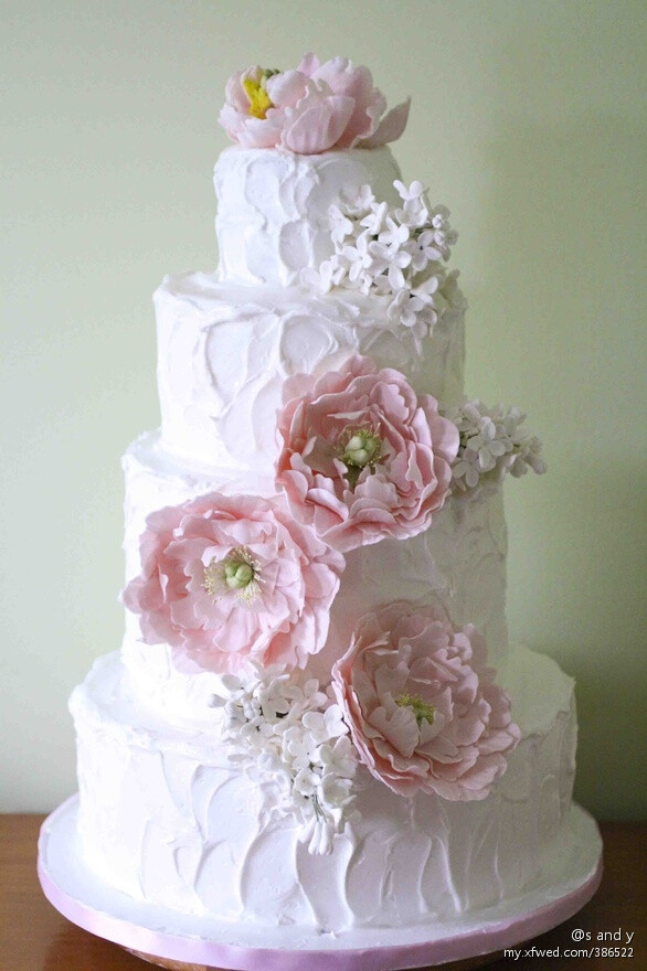 粉色牡丹婚礼蛋糕，更能衬托婚礼上的喜庆