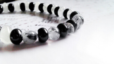 这个发晶碎石不是圆的 但还算比较规则 搭配的黑玛瑙珠子 我喜欢简单的~