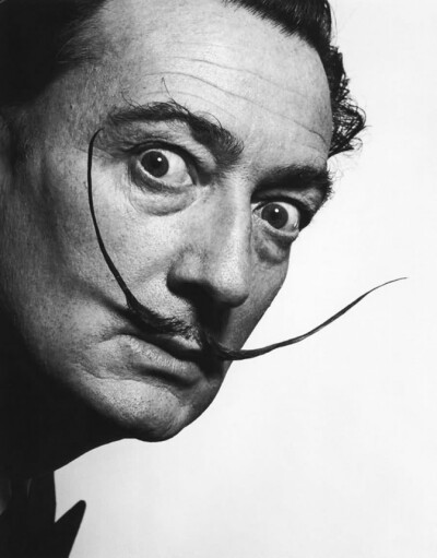 萨尔瓦多 达利（Salvador Dalí，1904年5月11日－1989年1月23日），是著名的西班牙加泰罗尼亚画家，因他的超现实主义作品而闻名。他是一位具有非凡才能和想像力的艺术家，他的作品将怪异梦境般的形象与卓越的绘图技术…