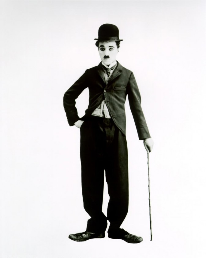 查理 卓别林（Charlie Chaplin，1889年4月16日－1977年12月25日），英国喜剧演员及反战人士，后来也成为一名非常出色的导演，尤其在好莱坞电影的早期和中期他非常成功和活跃。他奠定了现代喜剧电影的基础，与巴斯特·基顿、哈罗德·劳埃德并称为“世界三大喜剧演员”，卓别林戴着圆顶硬礼帽和礼服的模样几乎成了喜剧电影的重要代表，往后不少艺人都以他的方式表演。