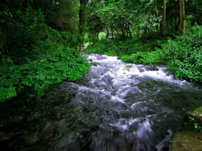 山间溪流