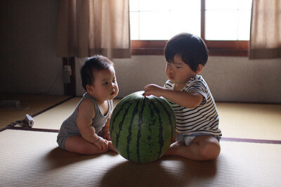 kid、小孩、打 打个大西瓜、西瓜 夏天、可爱