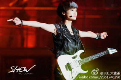 ~Chris Lee~ 李宇春whyme7深圳演唱会 ~~~帅~~~~刚上场的装束~