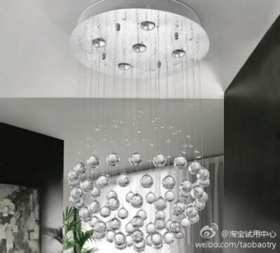 【欧式客厅现代风吸顶水晶吊灯】现代风的水晶灯设计很出彩，垂坠的水晶球做装饰，增长了吸顶灯的垂坠感。在客厅上悬挂着更加吸引眼球。