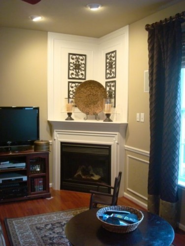 I ♥ how they framed the fireplace. I am going to think about this in my living room!