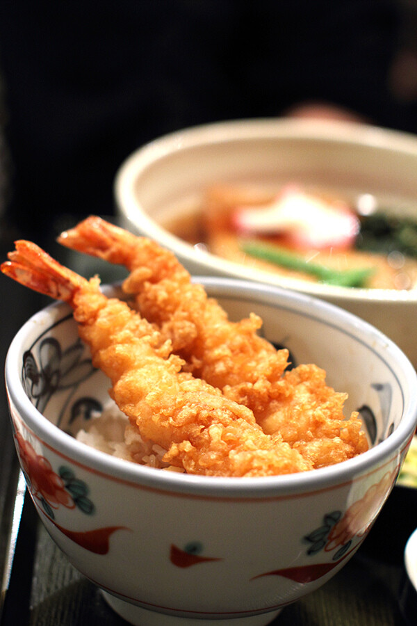 小天丼+狐狸乌冬（远方那个看不清楚的）的组合 果然还是名古屋最和朕的心啊（¯﹃¯）口水