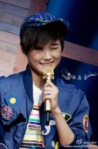 ~Chris Lee~ 李宇春whyme7深圳演唱会 赞啊！！蓝色俏皮装~~春春：“七年，你们痒了吗？”玉米们齐回：“不痒！！！”春春：“我痒了~~”------假装挠痒时的超Q表情