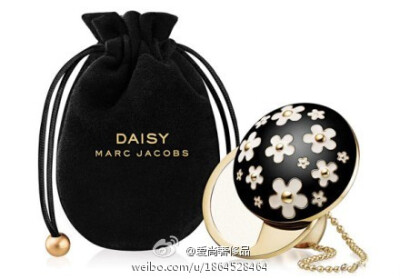 Marc Jacobs的Daisy香膏戒指】用过香膏了吗？虽然比不上香水的香气，但是这股淡淡的香气却是“专属”的，只有你最亲近的人才可以闻得到... ...