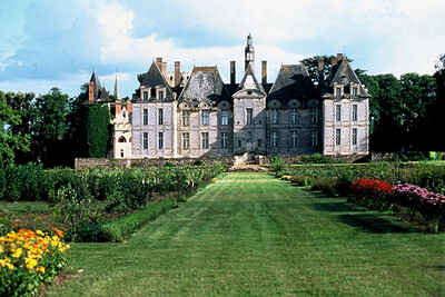 Chateau de Saint-Loup城堡可以容纳多达250多位客人，既可以在这里进行私人旅行的住宿，也可以在这里举行婚礼或者其他的庆祝活动。这里的房间是中世纪的风格，四柱床和彩色玻璃窗。那些古代花园仍在使用，种新鲜的蔬…