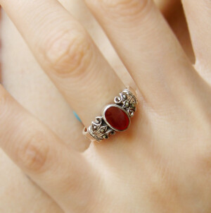 很衬手的天然红玛瑙戒指