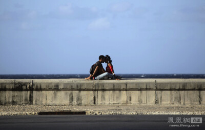 一对夫妇在哈瓦那海边林荫大道El Malecon。Desmond Boylan/摄