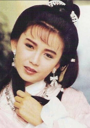 曾华倩 经典代表作：《边城浪子》《雪山飞狐》。TVB80年代中后期当家花旦，“五丽人”之一,早期的曾华倩扮相风华绝代，让人惊叹其美貌。