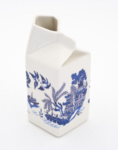 来自英国blaze工作室的Hanne Rysgaard 纯手工製作的陶瓷牛奶壺