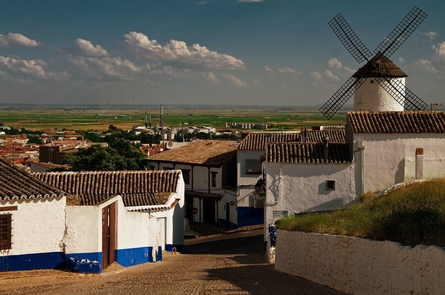 La Mancha, Spain拉曼恰的田园风光 拉曼恰是塞万提斯创作于17世纪的小说《堂吉诃德》的主人翁的故乡