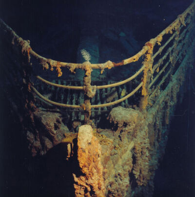 1999年拍摄的泰坦尼克号的船头。