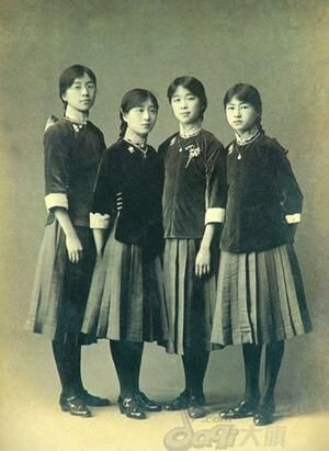 北京培华女子中学的女学生(右一为林徽因，左为她的表姐们)。