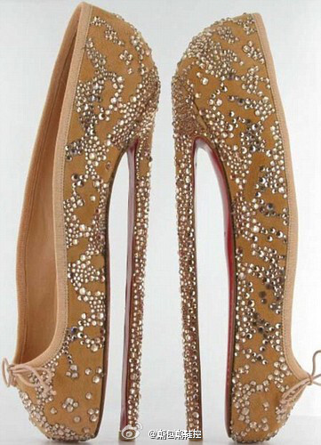 【20厘米踮脚芭蕾高跟鞋】这是法国著名设计师 Christian Louboutin 为英国国家芭蕾舞团设计的超豪华芭蕾高跟鞋，全身镶满施华洛世奇水晶，售价高达5万英镑~~