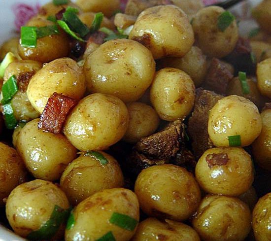 材料: 新鲜土豆 ,腊肉 ,油 ,花椒 ,八角 ,盐 ,味精 ,葱 ,酱油 做法