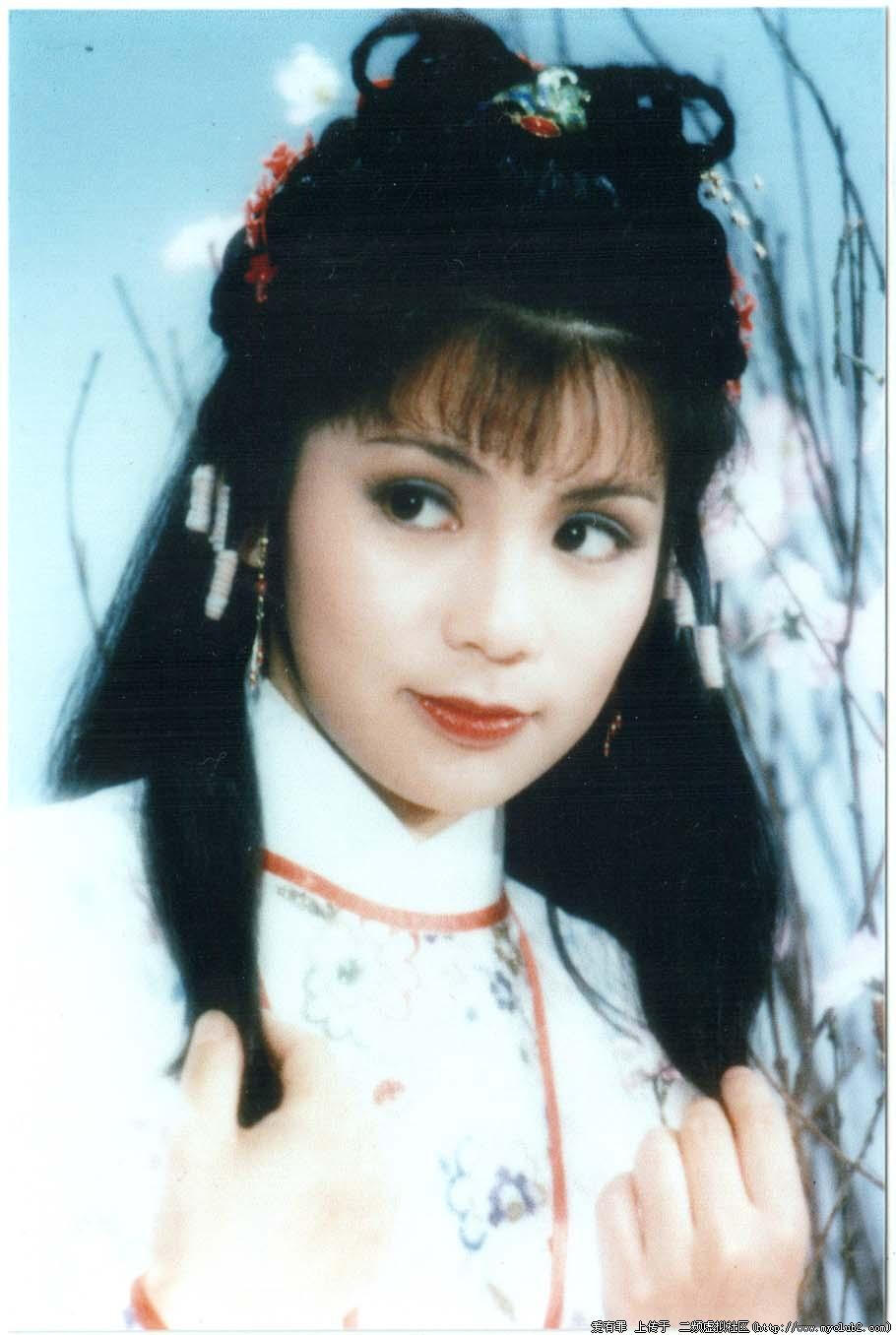 【80年代花旦】1982年翁美玲参加“香港小姐”的评选，虽然未能当选，但TVB看中了她清新可人的模样，留为艺员，主持节目《妇女新资》。不久，TVB开拍大型金庸武侠剧《射雕英雄传》，翁美玲在众多候选者中脱颖而出，当选为“理想黄蓉”。她不负众望，成功地演绎了冰雪聪明、可爱娇嗔的蓉儿。翁美玲因此成为红遍两岸三地的女艺人，一跃为TVB的当家花旦。