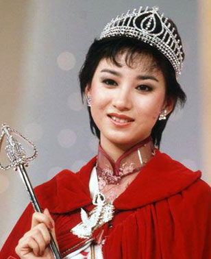 谢宁，1985年香港小姐冠军，当选之后与TVB签约五年，出演多部电视剧集，成为80年代中后期TVB当家花旦之一，其作品以《绝代双骄》中聪明伶俐、娇俏可爱的苏樱以及《边城浪子》中高贵美艳、幽怨深情的翠浓最为深入人心…