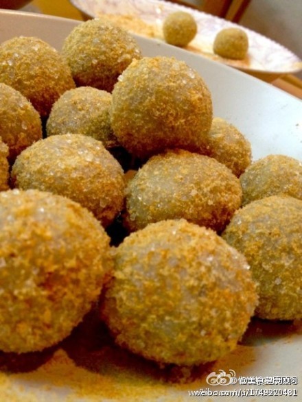 【芝心薯球】1.把土豆洗净加水煮熟,去皮后用勺压成泥,加入奶粉、糯米粉、盐和胡椒粉,揉成不粘手的面团;2.将土豆面团分成剂子,每个剂子包入芝士片,搓圆后均匀滚上面包糠;3.油锅烧至五成左右热,放入土豆球,小火炸至表面金黄、外壳稍硬即可~捞出后用厨房纸吸去余油,趁热吃口感最好~ @美食健康顾问