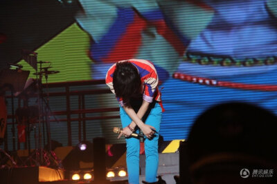 ~ chris lee ~whyme2012深圳演唱会 —横条彩虹休闲风~~爱你就要漂洋过海来看你！！~——李宇春