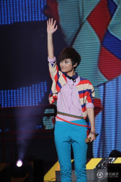 ~ chris lee ~whyme2012深圳演唱会 —横条彩虹休闲风~~爱你就要漂洋过海来看你！！~——李宇春