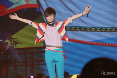 ~ chris lee ~whyme2012深圳演唱会 —横条彩虹休闲风~~爱你就要漂洋过海来看你！！~——李宇春