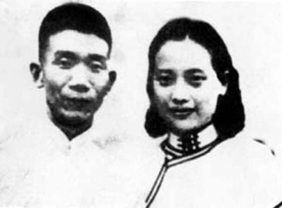 （1941 年四十五岁）当时郁达夫为躲避日本人迫害，化名赵廉，在印尼与朋友经营一家酒厂，碰到年仅20岁的何丽有。这位新夫人原籍广东，年仅20岁，生父姓何，幼时为一陈姓人家收养，所以原名叫陈莲有。她相貌平常，没有什么文化，而且不懂中国话。郁达夫取“何丽之有”之意给她取名为何丽有。 （1945年 四十九岁）郁达夫在苏门答腊失踪，推测郁达夫是为日本宪兵所杀害。