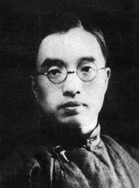 朱自清（1898—1948），原名自华，号秋实，改名自清，字佩弦；原籍浙江绍兴，生于江苏东海；现代著名散文家、诗人、学者、民主战士；其散文朴素缜密，清隽沉郁、语言洗炼，文笔清丽，极富有真情实感，朱自清以独特的美文艺术风格，为中国现代散文增添了瑰丽的色彩，为建立中国现代散文全新的审美特征创造了具有中国民族特色的散文体制和风格；主要作品有《雪朝》、《踪迹》、《背影》、《春》、《欧游杂记》、《你我》、《精读指导举隅》、《略读指导举隅》、《国文教学》、《诗言志辨》、《新诗杂话》、《标准与尺度》、《论雅俗共赏》。