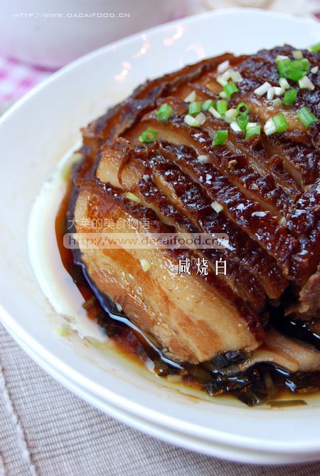 材料： 连皮的猪五花肉 500克、宜宾芽菜 150克、红酱油 1汤匙、料酒 1茶匙、糖 1茶匙、盐 、油 2汤匙、煮肉用：料酒 1茶匙、花椒 10粒、葱 15克 做法： 连皮的五花肉和宜宾芽菜； 锅中放入适量的水，放入料酒、花椒、葱结烧开，将整块的五花肉放入水中，煮15分钟左右，肉五成熟时捞起沥干水分； 在肉皮上抹上红酱油（深色酱油）； 炒锅或者平底锅内放入少量的油，将肉的肉皮朝下放入锅中炸至肉皮呈棕红色时捞起； 肉皮要煎得棕红微微起泡； 将肉切成6厘米长，3毫米厚的大片； 将剩余的红酱油、料酒、盐、糖和1汤匙的油混合成料汁； 将切好的肉片在料汁中浸一下，肉皮朝下整齐地码在一个大碗内；
