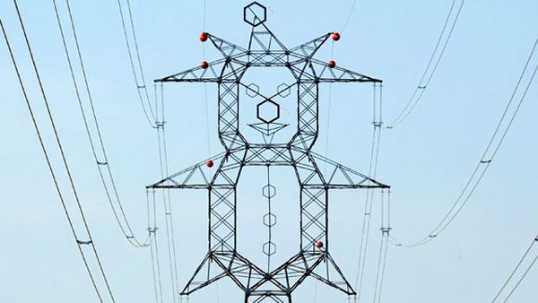 匈牙利 Ujhartyan 附近5号高速公路旁的小丑电力输送塔。