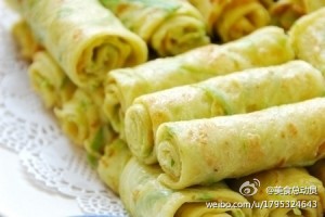 【自制老北京美食：糊塌子】材料：西葫芦、鸡蛋、面粉、盐、葱、黑芝麻。做法：1.西葫芦去皮擦丝，葱切末。2.西葫芦丝加入盐、葱末、根据自己口味打入鸡蛋，搅拌均匀。3.加入面粉搅拌成糊，喜欢的话可以撒点黑芝麻。…