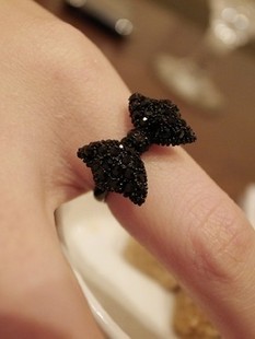 小资 黑色满钻蝴蝶结戒指