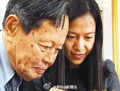 杨振宁娶了翁帆后，他的好友说：真是委屈了人家姑娘，你都可以做她爷爷了。杨很不满：我更委屈，她爷爷比我小两岁，可我还得装孙子！