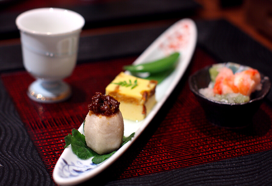 非典型日式早餐收集：餐前酒——生姜酒；芋泥鲑鱼鱼子（里芋揚げ田楽）；雲丹豆腐（上面那片叶子貌似是花椒的叶子）；甜豌豆；虾（山海月と海老みぞれ和え）