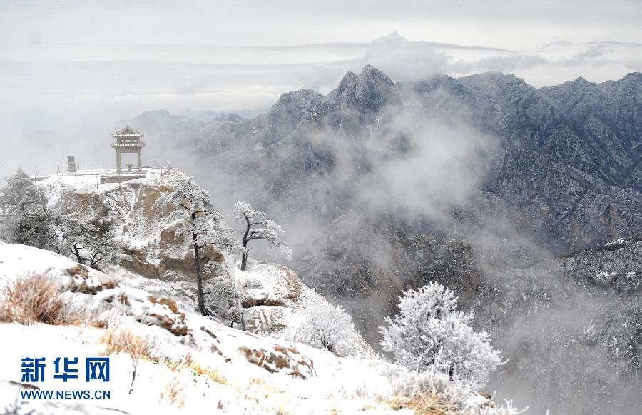  4月12日，华山东峰旁的下棋亭银妆素裹。当日凌晨，一场大雪将有“奇险天下第一山”之称的西岳华山变成一幅水墨山水画，难得一见的华山雾凇给山峰上的树木、岩石、屋舍全部披上了一层晶莹的薄衣，游客仿佛踏入一个…